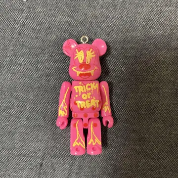 [ 가격 인하 협상 가능 ] TRICK OR TREAT 베어브릭 피규어