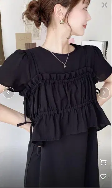 프릴 디자인 블랙 반팔 상의