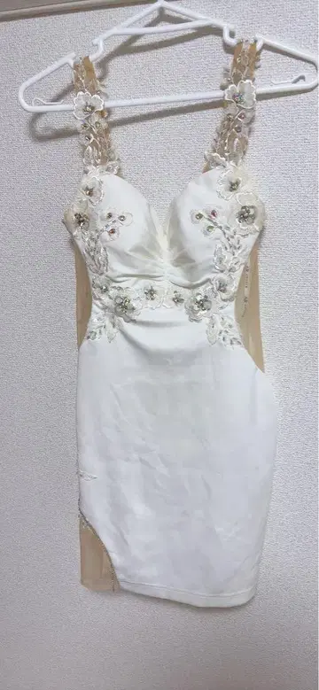 화이트 비즈 장식 타이트 드레스