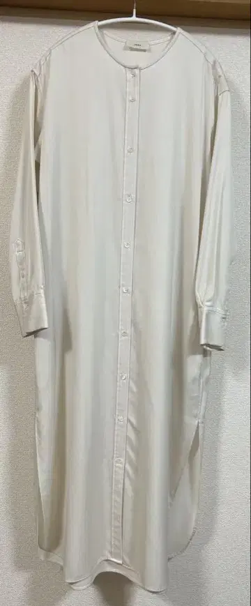 이에나 큐프라 새틴 노카라 셔츠 원피스 화이트