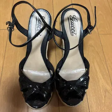 블랙 에나멜 스트랩 샌들