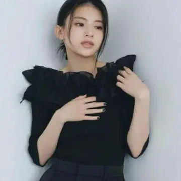 아푸와이저 리셰 오프숄더 프릴 니트