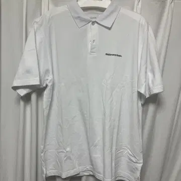 화이트 피케 셔츠 텍스트 로고 포함