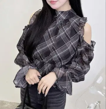 INGNI 2Way 리본 어깨 트임 블라우스