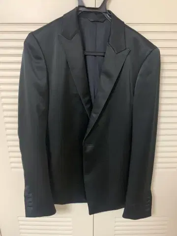 SOS TE NUTO 턱시도풍 새틴 자켓