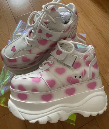 Sugar Thrillz 화이트 하트 무늬 통굽 스니커즈 23.5cm