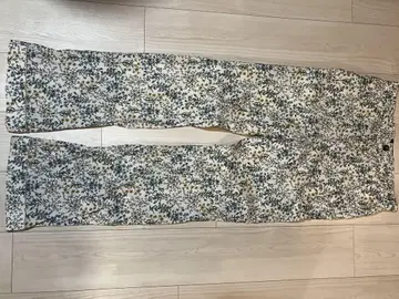 타이가 이가리 꽃무늬 스트레이트 팬츠