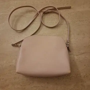 핑크 숄더백 버튼 포함