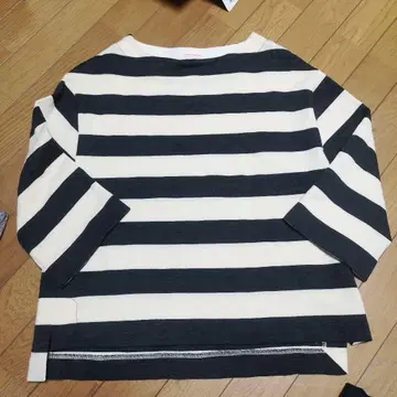 DRESSSTERIOR 네이비와 화이트 스트라이프 오부 소매 티셔츠