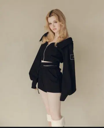 andmary Emmy set up black