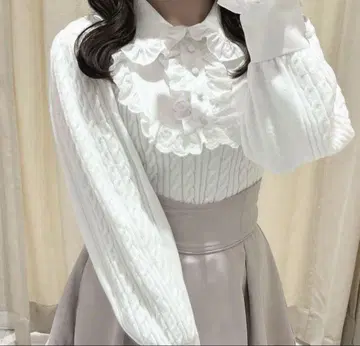 evelyn 옷깃 프릴 케이블 니트 White