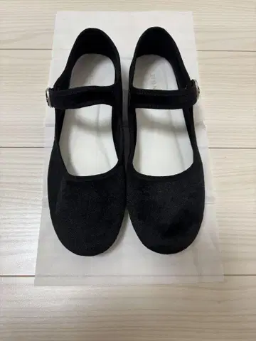 ANGIE 블랙 스트랩 플랫슈즈
