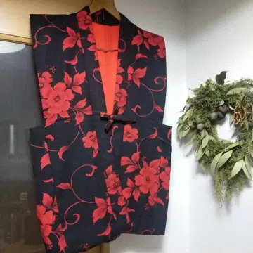 쇼와 레트로 블랙과 빨간색 꽃무늬 도테라