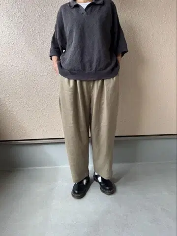 넉넉한 허리. 산뜻한 카키 그레이 사루엘 팬츠 핸드메이드