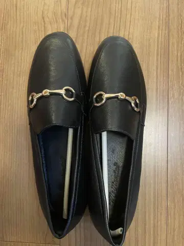 블랙 로퍼 금장 장식 포함