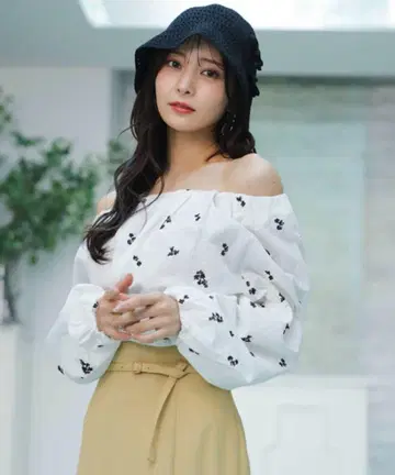 오프숄더 플라워 자수 블라우스