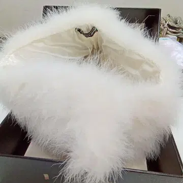 조세핀 화이트 퍼 스톨 꽃 자수 포함