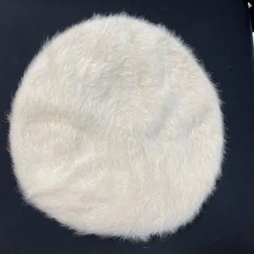 화이트 퍼 베레모