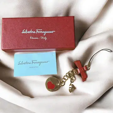 새상품급 페라가모 백참 스트랩 하트 모티브 박스 포함 골드