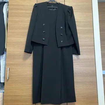 포멀 자켓과 반팔 원피스 11호