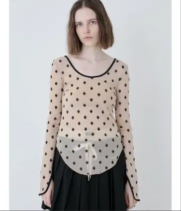 SWAN LAKE U-NECK TOP