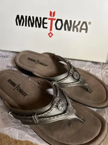 [여름 아이템 세일] MINNETONKA 실버 플립플랍