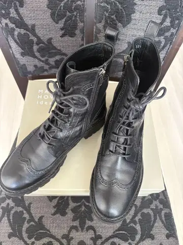 블랙 가죽 레이스업 부츠