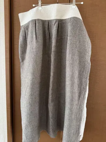 에미오와스 울 랩스커트 미사용품