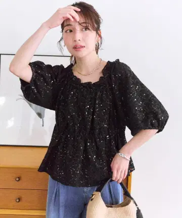 러브티크 봉봉 블라우스 스팽글 레이스 오프숄더