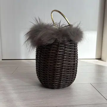 비올라 돌로 퍼 달린 바스켓백