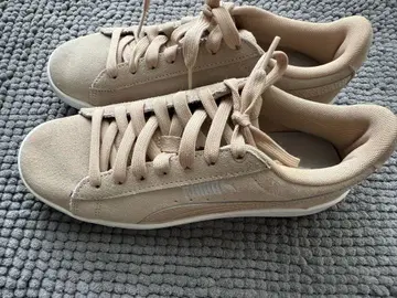 푸마 베이지 스웨이드 스니커즈