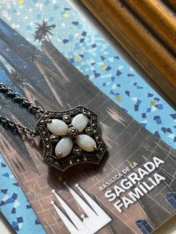 오팔과 마카사이트의 팔각형 펜던트 목걸이, 영롱한 빛깔이 아름다운