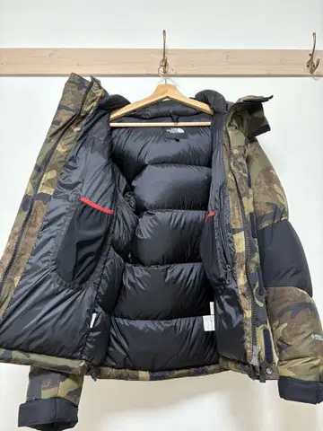 The North Face 카모플라쥬 다운 자켓