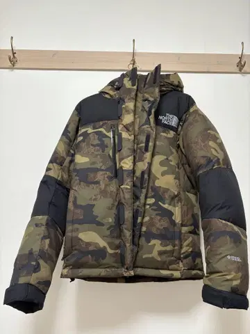 The North Face 카모플라쥬 다운 자켓