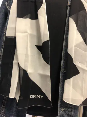 DKNY 기하학 패턴 스카프