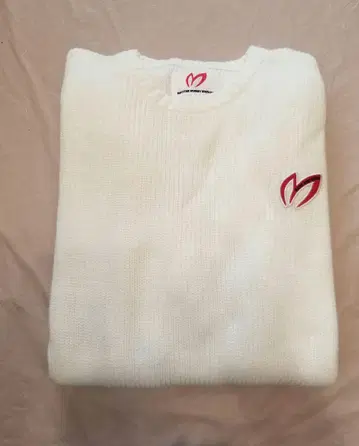 화이트 니트 스웨터 긴팔 엠블럼 포함