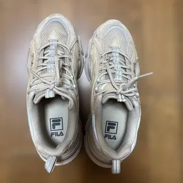 FILA 베이지 스니커즈