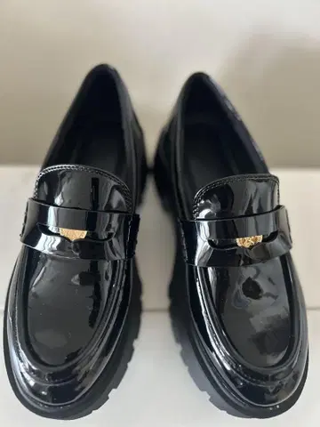 새상품급 ZARA 블랙 에나멜 코인 로퍼 35