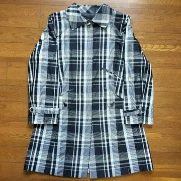 체크 무늬 트렌치코트