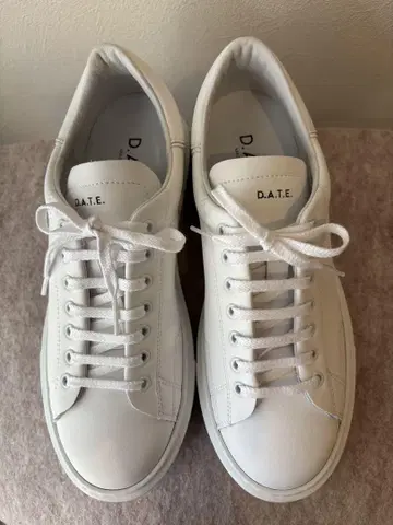 D.A.T.E. 화이트 스니커즈