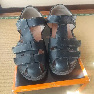 ALKA 블랙 가죽 샌들