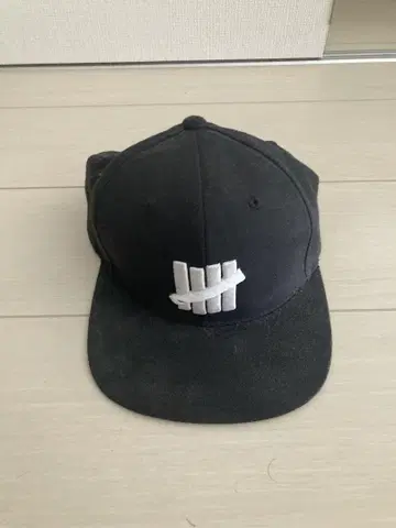 UNDEFEATED 캡 블랙