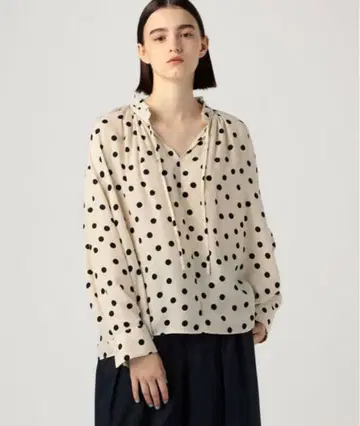 볼지 도트 프린트 넥 개더 블라우스