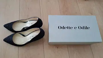 오데트 에 오딜 네이비 컬러 레이스 패턴 하이힐