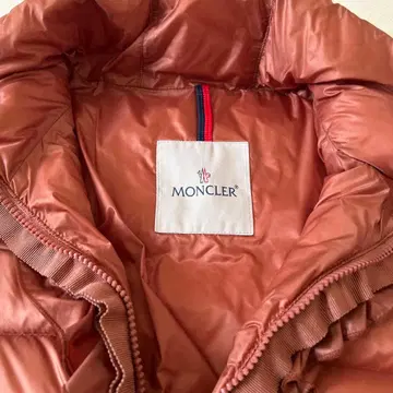 MONCLER 프릴 달린 다크 핑크 다운 자켓 1
