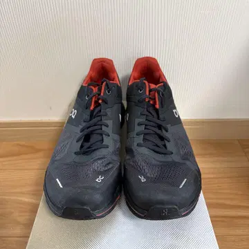 온 클라우드에이스 러닝화 블랙/오렌지 27.5cm