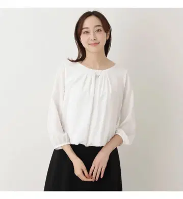 언타이틀 파우더리 턱 블라우스 <세탁 가능/스테디셀러 인기>