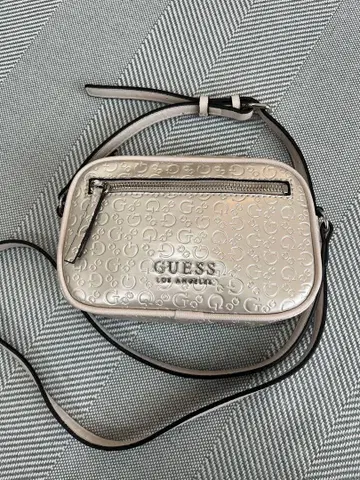GUESS 실버 숄더백