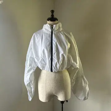 [Reebok] Cardi B 콜라보 화이트 벌룬 슬리브 자켓
