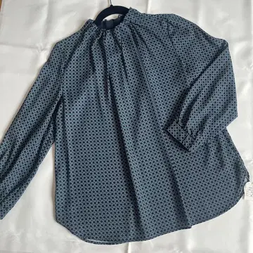 [ 미사용 새상품 ] 네이비/그린 기하학 패턴 긴팔 블라우스